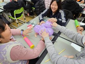 와우초등학교 발표회를 위한 특별한 손길,  풍선아트로 꾸며진 교실